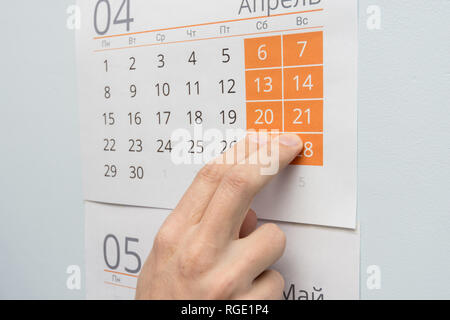 Zwei Finger auf das Wochenende in der Wand Kalender Stockfoto