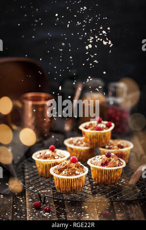 Hausgemachten gesunden Haferbrei Bananen cranberry Muffins Stockfoto