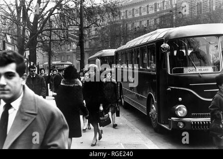 Mailand, Pendler an der Bushaltestelle auf der Piazza Castello, 1963 Stockfoto