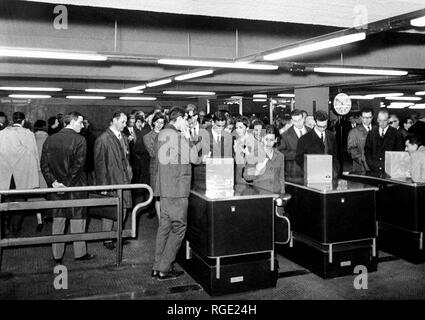 Obliterator in der U-Bahn, Mailand, 1964 Stockfoto