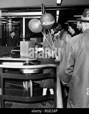 Obliterator in der U-Bahn, Mailand, 1964 Stockfoto