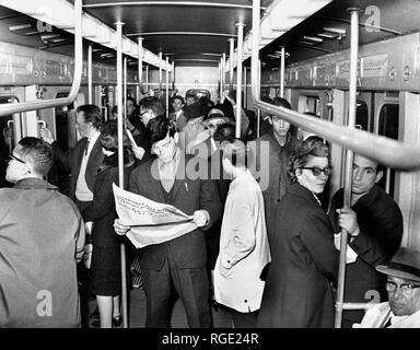 In einer U-Bahn, Mailand, 1964 Stockfoto