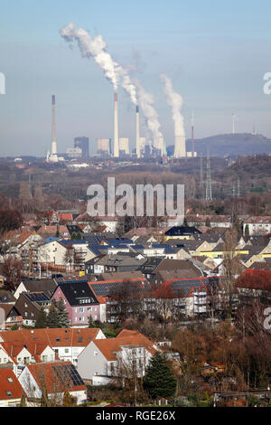 Bottrop, Ruhrgebiet, Nordrhein-Westfalen, Deutschland - Bottrop, Wohnanlage mit vielen Solardächer, hinter dem Kraftwerk Scholven, ein Kraftwerk von Stockfoto