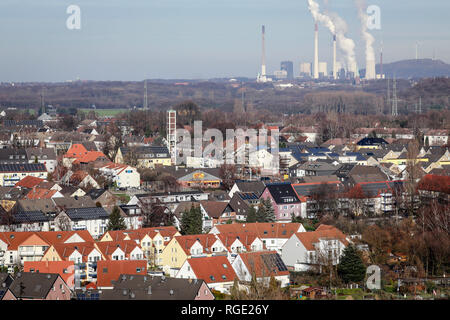 Bottrop, Ruhrgebiet, Nordrhein-Westfalen, Deutschland - Bottrop, Wohnanlage mit vielen Solardächer, hinter dem Kraftwerk Scholven, ein Kraftwerk von Stockfoto