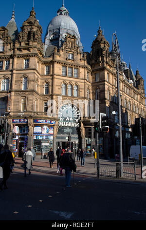 Der Haupteingang zum Leeds City Märkte an der Kreuzung der Vicar Lane und Kirkgate in Leeds, Großbritannien Stockfoto