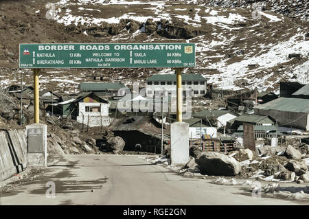 Verkehr direktionale Zeichen Board auf der Autobahn in den Eingang der Stadt in der Nähe von Indien China Grenze in der Nähe von nathu La Pass im Himalaya die Conne Stockfoto