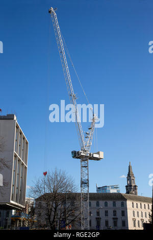 Mobilkran im Einsatz auf einer großen Baustelle im Zentrum der Stadt Leeds, Yorkshire GROSSBRITANNIEN Stockfoto