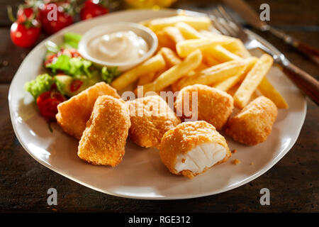 Platte des goldenen Knusprig frittierte Holländer kibbeling oder Beißen sortierte Teile von frischen Dorsch mit Pommes frites und Mayonnaise serviert. Stockfoto