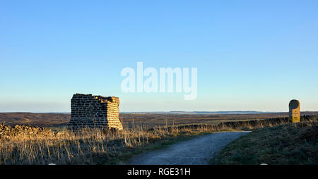 Kalte Steine schneiden, GREENHOW, Harrogate, N YORKS, Großbritannien. 28. Jan 2019. An einem hellen, aber bitter kalt am späten Nachmittag, einen Blick nach Süden Osten über Nidderdale zu Stockfoto