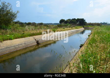 Ein bewässerungskanal in der Region Alentejo, Portugal Stockfoto