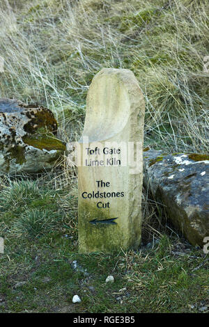 Kalte Steine schneiden, GREENHOW, Harrogate, N YORKS, Großbritannien. 28. Jan 2019. Stein Richtung Schild weist auf Toft Tor Kalkofen und der Coldstones Schnitt Stockfoto