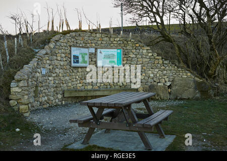 Kalte Steine schneiden, GREENHOW, Harrogate, N YORKS, Großbritannien. 28. Jan 2019. An einem Bitterkalten am späten Nachmittag verlassen, die Pic Nic Tisch wartet auf Besucher Stockfoto