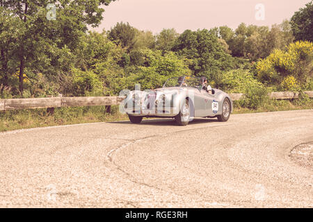 PESARO COLLE SAN BARTOLO, Italien, 17. Mai - 2018: Jaguar XK 120 OTS SE 1954 auf einem alten Rennwagen Rallye Mille Miglia 2018 die berühmten italienischen Histor Stockfoto