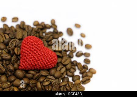 Liebe Kaffee, Valentine Herz und gerösteten Kaffeebohnen auf weißem Hintergrund. Rot gestrickt, Symbol der Liebe, Konzept der romantisches Frühstück Stockfoto