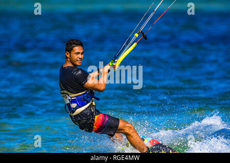 Kitesurfer an der Sunshine Coast zieht einige akrobatische Bewegungen im türkisblauen Wasser in Queensland, Australien Stockfoto