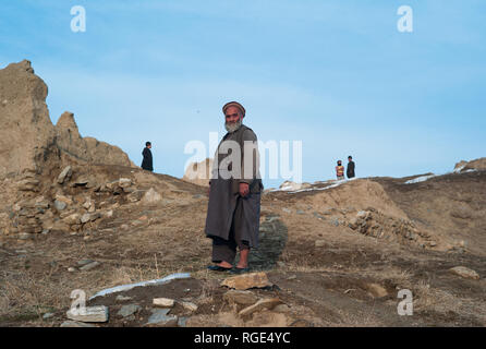 Ein lokaler Mann steht vor Ruinen, die von der Zerstörung durch die Taliban, Afghanistan Istalif 1998 Links Stockfoto