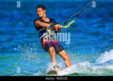 Kitesurfer an der Sunshine Coast zieht einige akrobatische Bewegungen im türkisblauen Wasser in Queensland, Australien Stockfoto