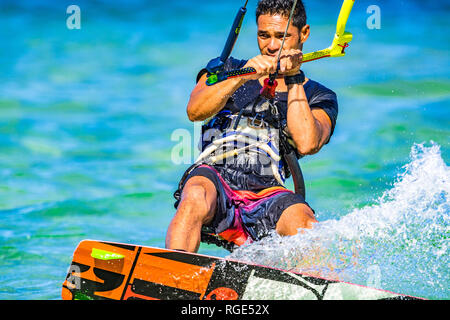 Kitesurfer an der Sunshine Coast zieht einige akrobatische Bewegungen im türkisblauen Wasser in Queensland, Australien Stockfoto