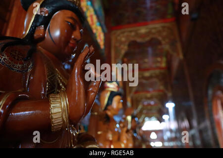 Kanchanaburi. Thailand, Jan 24,2019, Foto der organisierten Hände von Guan Yin Bodhisattva aus Holz geschnitzt. Basierend auf dem Konzept des Buddhismus in Wat Stockfoto