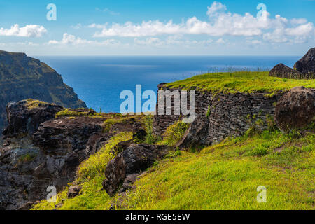 Die zeremoniellen und religiösen Zentrum von Orongo durch die vulkanische Krater Rano Kau und den Pazifischen Ozean auf Rapa Nui (Osterinsel), Chile. Stockfoto