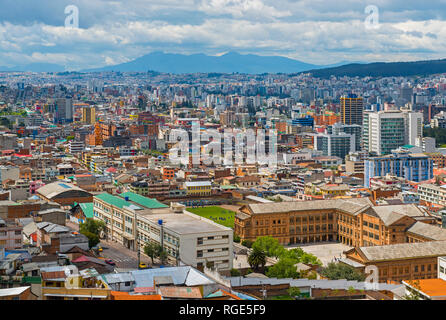 Stadtbild und die Luftaufnahme mit Wolkenkratzern der modernen Stadt Teil von Quito, die Hauptstadt Ecuadors in den Anden, Südamerika. Stockfoto