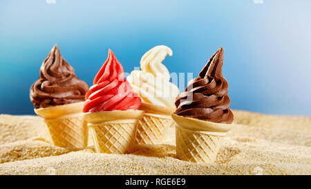 Bunte Eis in crunchy Kegel klemmt in Sand Stockfoto