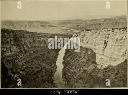 . Bulletin der geologischen Gesellschaft von Amerika. Geologie. FiGcr. E 1.- Texsleep Saxdstoxe in Antiklinale Schneiden von North Platte River jrST oben Alcova, Wyo Ming. Suchen Solth. Abbildung 2. - Blick nach Norden aus North Platte Canyon, 5 iIiLE. s Südlich von Alcova, Wyoming Tensleep Sandstein im Vordergrund, versinken in Rot Bett Tal. Canyon durch antlcllTie am Alcova im Abstand 10. Schlafen Sandstein. Bitte beachten Sie, dass diese Bilder aus gescannten Seite Bilder, die digital für die Lesbarkeit verbessert haben mögen - Färbung und Aussehen dieser Abbildungen können nicht Perfekt ähneln den extrahiert werden Stockfoto