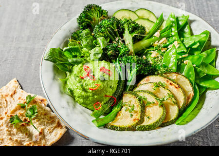 Ausgewogene Buddha voll mit leckeren grünen Gemüse mit Avocado dip und Brot Stockfoto