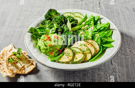 Buddha Schüssel voll mit lecker grünes Gemüse mit Avocado dip Stockfoto
