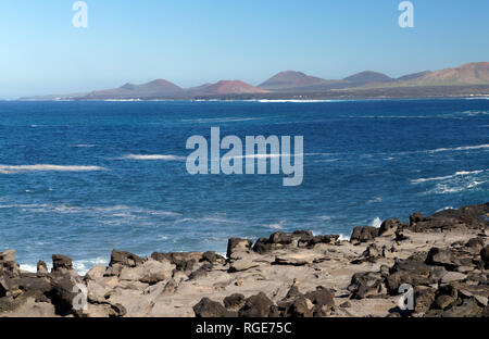 Dramatische Atlantischen Meer, entlang der Küste des Rubicon Wüste, Playa Blanca, Lanzarote, Kanarische Inseln, Spanien. Stockfoto