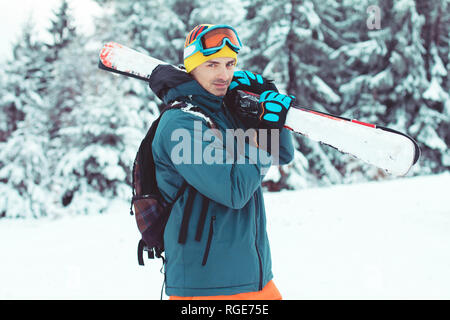 Mann Skifahrer im Winter in den Bergen genießen. Stockfoto