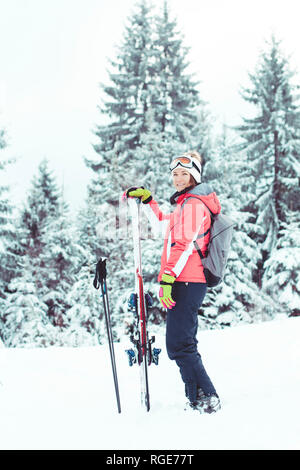 Glückliche junge Frau, die Skifahrer im Winter in den Bergen genießen. Stockfoto