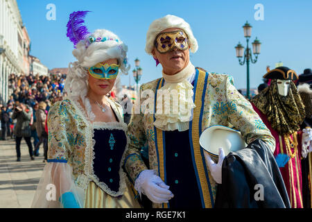 Paar unbekannter Teilnehmer in Vintage farbenfrohe Kostüme und Masken während der berühmten traditionellen Karneval in Venedig. Stockfoto