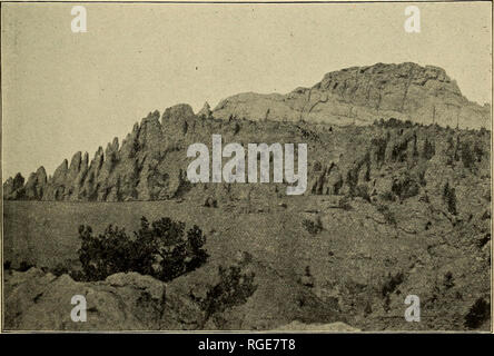 . Bulletin der geologischen Gesellschaft von Amerika. Geologie. Figuke 1.-Ansicht oder die Butte vom Fuß - Hügel auf der südöstlichen Seite. Übersicht Zone der Hoodoos unten und weißen syenite oben.. Abbildung 2.-südwestlichen Ende von Butte weiße Syenite oben und dunklen Shonkinite unten. SQUARE BUTTE.. Bitte beachten Sie, dass diese Bilder sind von der gescannten Seite Bilder, die digital für die Lesbarkeit verbessert haben mögen - Färbung und Aussehen dieser Abbildungen können nicht perfekt dem Original ähneln. extrahiert. Geologische Gesellschaft von Amerika. [New York: Die Gesellschaft] Stockfoto