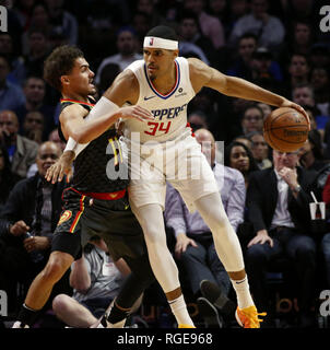 Los Angeles, Kalifornien, USA. 28 Jan, 2019. Los Angeles Clippers Tobias Harris (34) dribbelt gegen Atlanta Hawks Trae Junge (11) Während ein NBA Basketball Spiel zwischen Los Angeles Clippers und die Atlanta Hawks Sonntag, Januar 6, 2019, in Los Angeles. Credit: Ringo Chiu/ZUMA Draht/Alamy leben Nachrichten Stockfoto