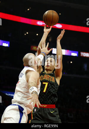 Los Angeles, Kalifornien, USA. 28 Jan, 2019. Jeremy Atlanta Hawks Lin (7) schießt während eines NBA Basketball Spiel zwischen Los Angeles Clippers und die Atlanta Hawks Sonntag, Januar 6, 2019, in Los Angeles. Credit: Ringo Chiu/ZUMA Draht/Alamy leben Nachrichten Stockfoto