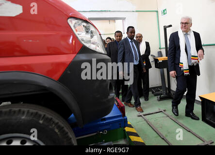 Addis Abeba, Äthiopien. 29 Jan, 2019. Bundespräsident Dr. Frank-Walter Steinmeier (2. von rechts) Besuche der Eidgenössischen technischen und beruflichen Aus- und Weiterbildung Institut (TVET), ein Berufsausbildungszentrum. Er trägt einen Schal mit Streifen in der äthiopischen nationalen Farben am Rande, ein Geschenk für einen Gast. Quelle: Britta Pedersen/dpa-Zentralbild/dpa/Alamy leben Nachrichten