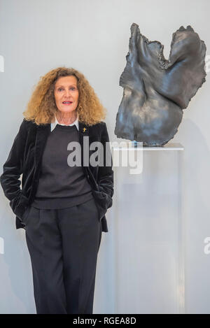 Mayfair, London, Großbritannien. 19. Jan 2019. Demeter, £ 15.500 - Falten von Nicole Farhi (dargestellt) - sie stellt ihre neue Skulptur Ausstellung in Beaux Arts Gallery in Mayfair. Die lebensgroße Skulpturen feiern die Schönheit der menschlichen Figur und die Formen und Kurven durch Fleisch gebildet auf Teile des weiblichen Körpers. Eines der Modelle für die Serie wurde Sue Tilley, der für Lucian Freud setzte für seine Malerei" Vorteile Supervisor Sleeping". Credit: Guy Bell/Alamy leben Nachrichten Stockfoto