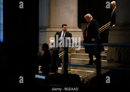 Washington, DC, USA. 28 Jan, 2019. US-Präsident Donald J. Trumpf verlässt das Trump International Hotel nach dem Besuch der 2019 MAGA Leadership Summit in Washington, DC, USA, 28. Januar 2019. Die 2019 MAGA Leadership Summit Gastgeber war der große Amerika Ausschuss, der Ehrenvorsitzende Vice President Mike Pence. Credit: Shawn Thew/Pool über CNP | Verwendung der weltweiten Kredit: dpa/Alamy leben Nachrichten Stockfoto