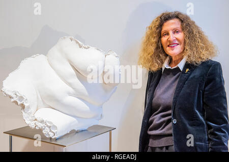 Mayfair, London, Großbritannien. 19. Jan 2019. Cybele, £ 9.600, und andere Werke - Falten von Nicole Farhi (dargestellt) - sie stellt ihre neue Skulptur Ausstellung in Beaux Arts Gallery in Mayfair. Die lebensgroße Skulpturen feiern die Schönheit der menschlichen Figur und die Formen und Kurven durch Fleisch gebildet auf Teile des weiblichen Körpers. Eines der Modelle für die Serie wurde Sue Tilley, der für Lucian Freud setzte für seine Malerei" Vorteile Supervisor Sleeping". Credit: Guy Bell/Alamy leben Nachrichten Stockfoto