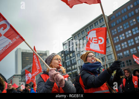 Berlin, Deutschland. 29 Jan, 2019. Erzieher und Lehrer stehen auf Dorothee Schlegel Square bei einem Warnstreik mit Fahnen und Trillerpfeifen für faire Löhne und bessere Arbeitsbedingungen zu demonstrieren. Credit: Gregor Fischer/dpa/Alamy leben Nachrichten Stockfoto