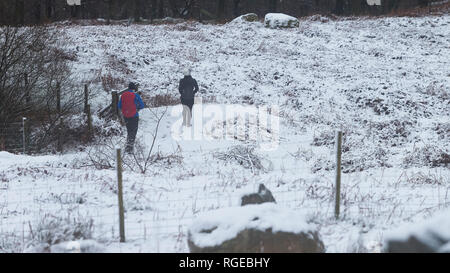 Thirlmere, Keswick, Cumbria. 29. Jan 2019. UK Wetter: Wanderer gehen für eine Wanderung im Schnee bei Thirlmere, Keswick, Cumbria, Großbritannien. 29. Januar 2019. Foto von Richard Holmes. Credit: Richard Holmes/Alamy leben Nachrichten Stockfoto