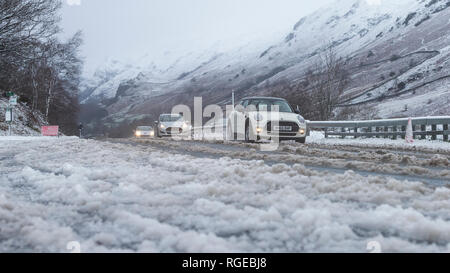 Thirlmere, Keswick, Cumbria. 29. Jan 2019. UK Wetter: Autos Kampf der schlechten Straßenverhältnisse auf der A591 zwischen Keswick und Ambleside, während Schnee auf Thirlmere, Keswick, Cumbria, Großbritannien. 29. Januar 2019. Foto von Richard Holmes. Credit: Richard Holmes/Alamy leben Nachrichten Stockfoto