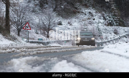 Thirlmere, Keswick, Cumbria. 29. Jan 2019. UK Wetter: Autos Kampf der schlechten Straßenverhältnisse auf der A591 zwischen Keswick und Ambleside, während Schnee auf Thirlmere, Keswick, Cumbria, Großbritannien. 29. Januar 2019. Foto von Richard Holmes. Credit: Richard Holmes/Alamy leben Nachrichten Stockfoto