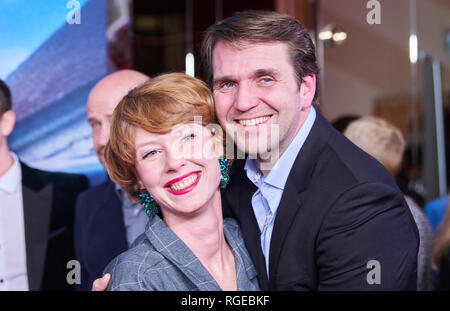 28 Januar 2019, Berlin: Die Schauspielerin Sarah Bauerett und der Schauspieler Pierre Kiwitt kommen zu dem Film Premiere der Serie Charite im Zoo Palast. Die zweite Saison beginnt am 19. Februar 2019 Foto: Annette Riedl/dpa Stockfoto