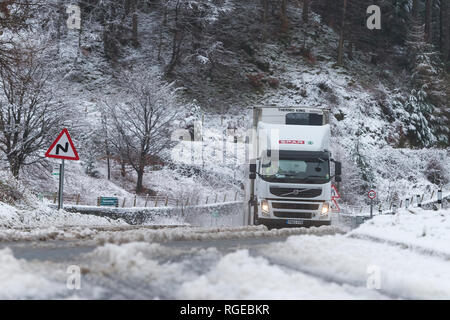 Thirlmere, Keswick, Cumbria. 29. Jan 2019. UK Wetter: Ein LKW LKW-Schlachten der schlechten Straßenverhältnisse auf der A591 zwischen Keswick und Ambleside, während Schnee auf Thirlmere, Keswick, Cumbria, Großbritannien. 29. Januar 2019. Foto von Richard Holmes. Credit: Richard Holmes/Alamy leben Nachrichten Stockfoto