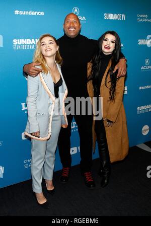 Florenz Pugh, Dwayne Johnson, Paige bei der Ankunft für den Kampf MIT MEINER FAMILIE Premiere auf dem Sundance Film Festival 2019, Ray Theater, Park City, UT 28. Januar 2019. Foto: JA/Everett Collection Stockfoto