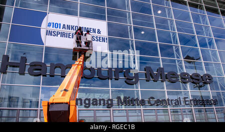 Hamburg, Deutschland. 29 Jan, 2019. Techniker arbeiten auf einer Palette Lkw vor dem Eingang zu den Messehallen. Auf einer Pressekonferenz, die Hamburg Messe und Congress GmbH gab einen Ausblick für das kommende Geschäftsjahr 2019. Quelle: Axel Heimken/dpa/Alamy leben Nachrichten Stockfoto