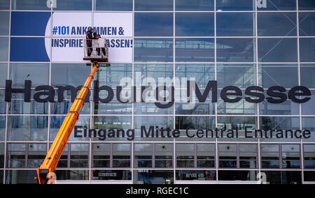 Hamburg, Deutschland. 29 Jan, 2019. Techniker arbeiten auf einer Palette Lkw vor dem Eingang zu den Messehallen. Auf einer Pressekonferenz, die Hamburg Messe und Congress GmbH gab einen Ausblick für das kommende Geschäftsjahr 2019. Quelle: Axel Heimken/dpa/Alamy leben Nachrichten Stockfoto