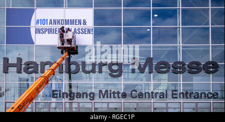 Hamburg, Deutschland. 29 Jan, 2019. Techniker arbeiten auf einer Palette Lkw vor dem Eingang zu den Messehallen. Auf einer Pressekonferenz, die Hamburg Messe und Congress GmbH gab einen Ausblick für das kommende Geschäftsjahr 2019. Quelle: Axel Heimken/dpa/Alamy leben Nachrichten Stockfoto